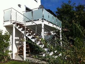 Holzbalkon mit Treppe und Edelstahlgeländer